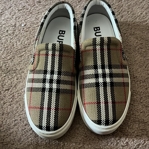 Burberry slip on sneakers gently worn with really no wear and tear - Picture 5 of 7